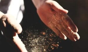 Mơ thấy cát bụi đánh con gì dễ trúng?